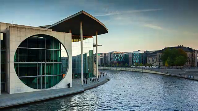 河施普雷和Marie-Elisabeth-Lüders-Haus -天到尘埃时间流逝视频素材