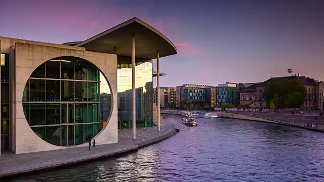 河流狂欢和Marie-Elisabeth-Lüders-Haus -黄昏到夜晚的时间流逝视频素材