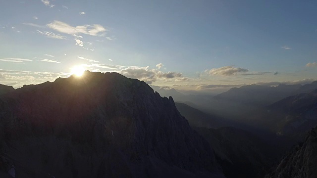 夕阳中的山脉视频素材