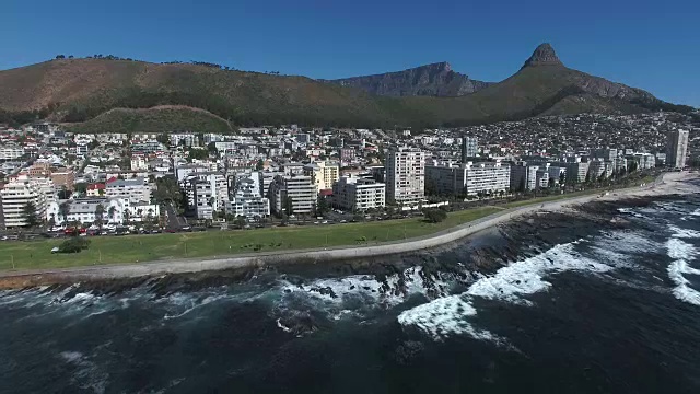 沿海岸线的城市景观/开普敦，西开普敦，南非视频素材