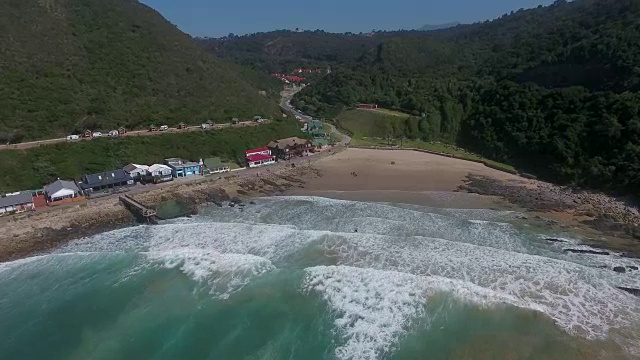 海岸线和海洋的无人机视图/开普敦，西开普敦，南非视频素材