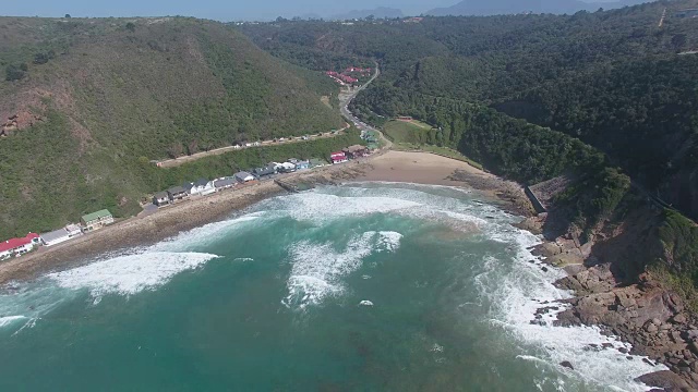 海岸线和海洋的无人机视图/开普敦，西开普敦，南非视频素材