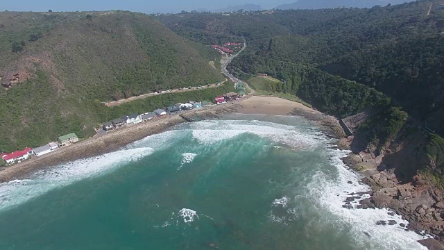 海岸线和海洋的无人机视图/开普敦，西开普敦，南非视频素材