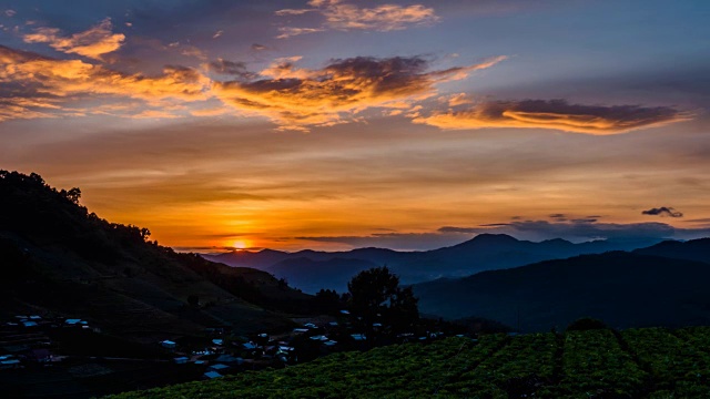 夕阳和泰国北部的阳光。视频素材