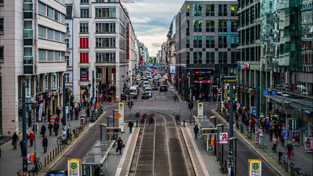 德国柏林Friedrichstrasse购物街的时光流逝视频素材