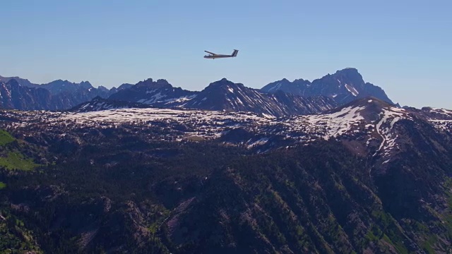 滑翔机在提顿山脉上空升起视频下载