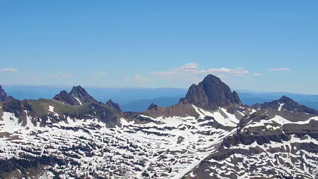 白雪皑皑的提顿山脉鸟瞰图。视频素材