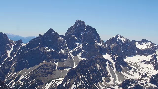 大提顿和周围山峰的鸟瞰图视频素材