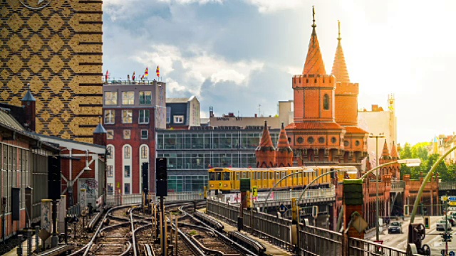 柏林地铁进站Oberbaumbrücke，德国视频素材