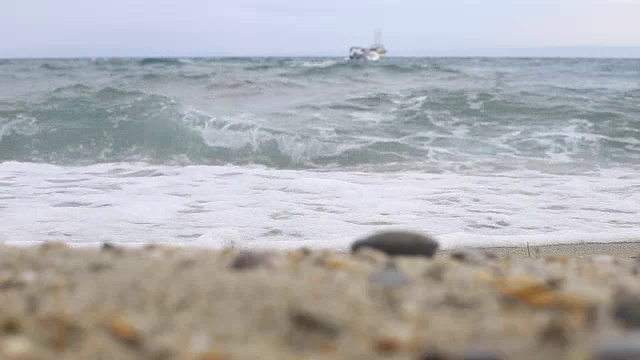 海浪冲刷着卵石和沙子视频下载