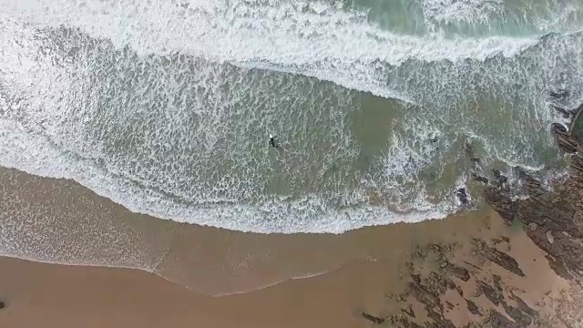 海滩和海洋的无人机视图/开普敦，西开普敦，南非视频素材