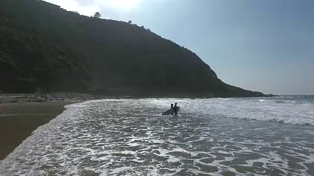 两个人在海上冲浪的无人机视图/开普敦，西开普敦，南非视频素材