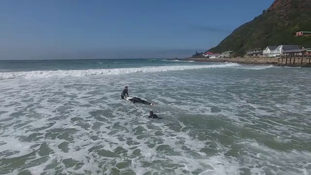 人们在海上冲浪的无人机视图/开普敦，西开普敦，南非视频素材