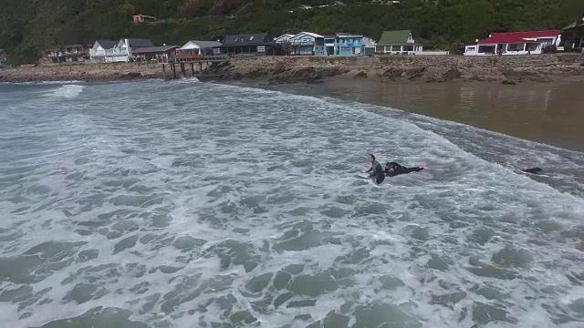 人们在海上冲浪的无人机视图/开普敦，西开普敦，南非视频素材