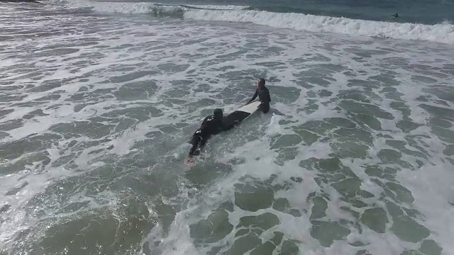 人们在海上冲浪的无人机视图/开普敦，西开普敦，南非视频素材