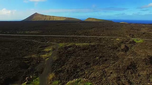 无人机在兰萨罗特火山上空拍摄的航拍镜头，令人惊叹的火山景观，360度的黑土地全景。4 k UHD。视频素材