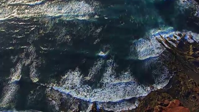 在一个大风天，无人机在兰萨罗特火山岛海岸线上空拍摄了惊人的海浪。4 k UHD。视频素材