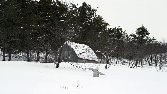 谷仓和冬天的雪稻草人视频素材