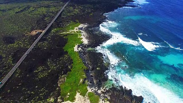 无人机在美丽的兰萨罗特火山岛北部海岸上空拍摄的航拍画面，海岸线上有一条笔直的长路，令人惊叹。4 k UHD。视频素材