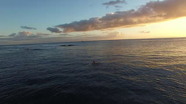 一个神秘的夏威夷冲浪休息从上面，日落下降在休息。视频素材