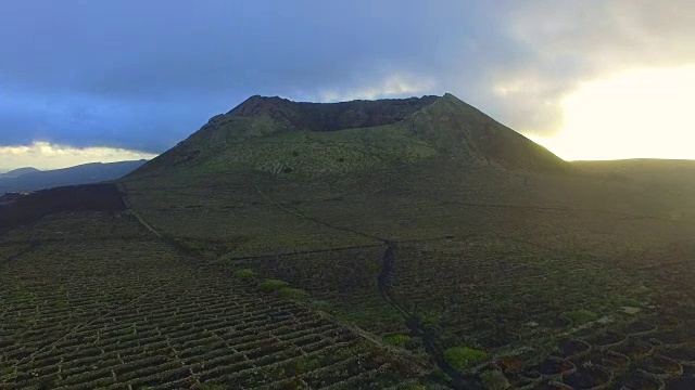 无人机在兰萨罗特火山岛上空拍摄的航拍画面，岛上的火山口和令人惊叹的景观。4 k UHD。视频素材