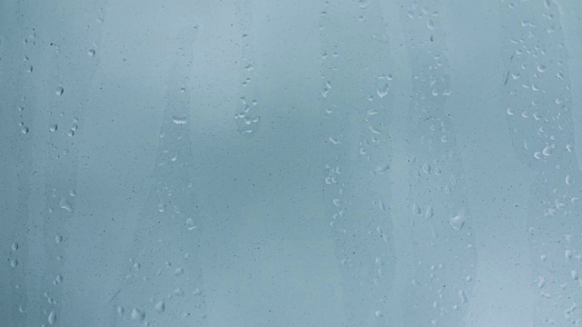 雨水滴在窗户玻璃上。视频素材