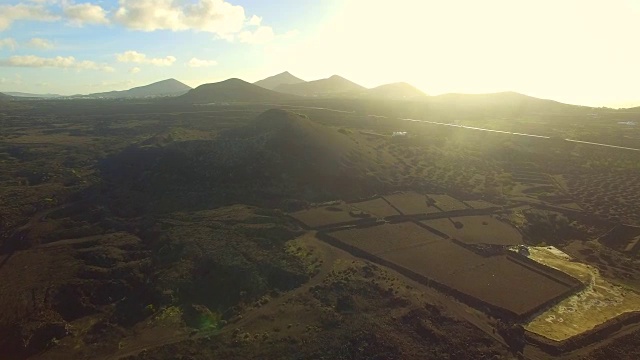 无人机在兰萨罗特火山岛上空拍摄的航拍画面，岛上的火山口和令人惊叹的景观。4 k UHD。视频素材