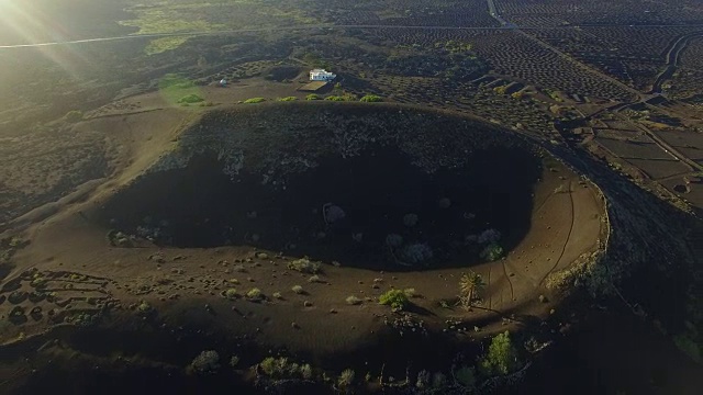 无人机在兰萨罗特火山岛上空拍摄的航拍画面，岛上的火山口和令人惊叹的景观。4 k UHD。视频素材