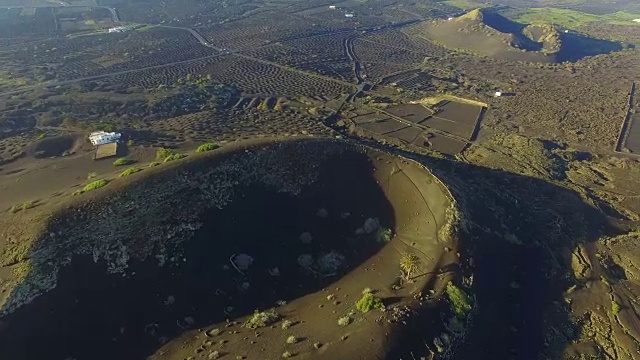 无人机在兰萨罗特火山岛上空拍摄的航拍画面，岛上的火山口和令人惊叹的景观。4 k UHD。视频素材