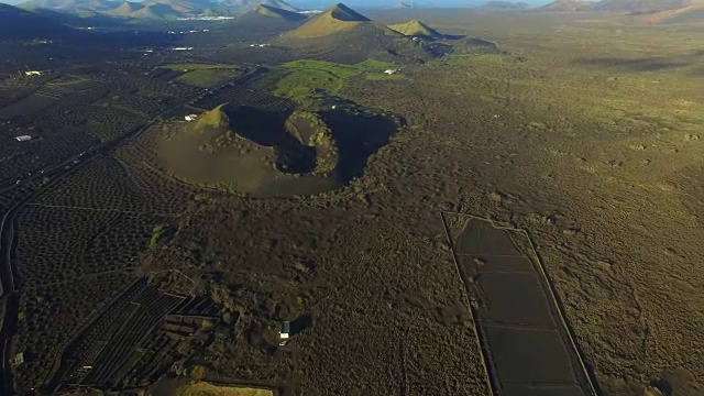 无人机在兰萨罗特火山岛上空拍摄的航拍画面，岛上的火山口和令人惊叹的景观。4 k UHD。视频素材