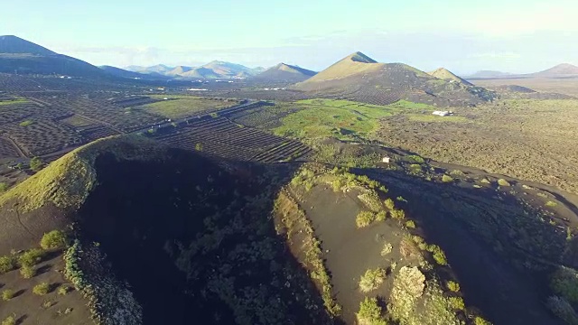 无人机在兰萨罗特火山岛上空拍摄的航拍画面，岛上的火山口和令人惊叹的景观。4 k UHD。视频素材