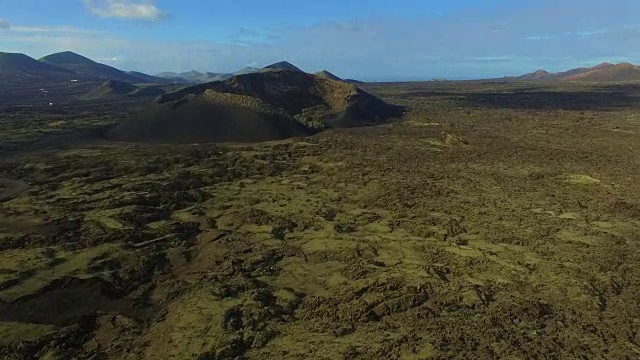 无人机在兰萨罗特火山岛上空拍摄的航拍画面，岛上的火山口和令人惊叹的景观。4 k UHD。视频素材