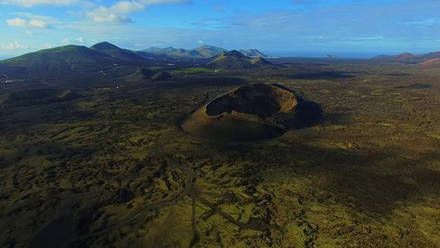 无人机在兰萨罗特火山岛上空拍摄的航拍画面，岛上的火山口和令人惊叹的景观。4 k UHD。视频素材