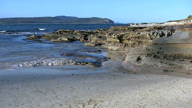 澳大利亚Murramarang岩石，海浪和沙子视频素材