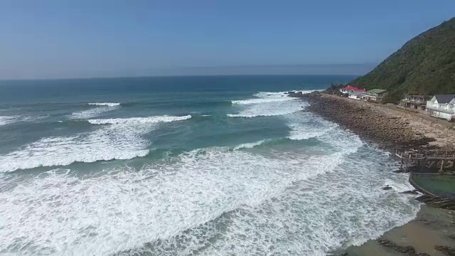 海景和海滩的无人机视图/开普敦，西开普敦，南非视频素材