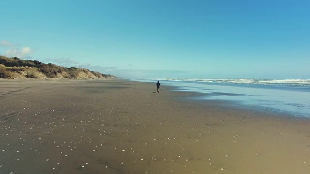 在海滩上跑步的男人。视频素材