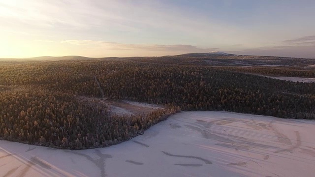 鸟瞰图Torasjärvi湖日出，拉普兰，芬兰视频素材