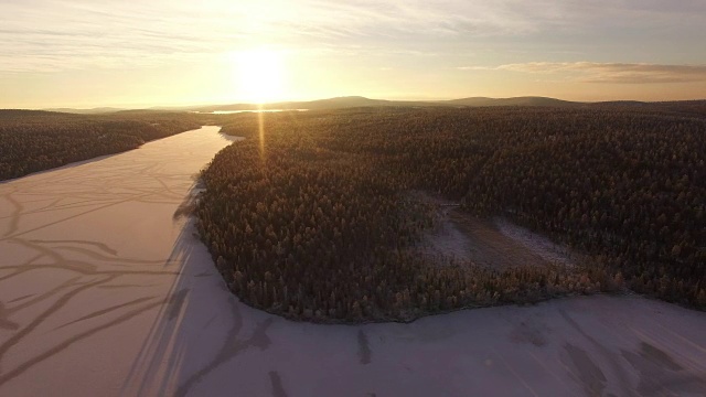 鸟瞰图Torasjärvi湖日出，拉普兰，芬兰视频素材