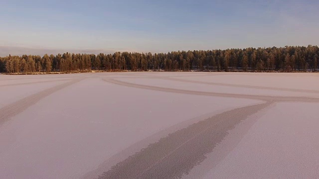 鸟瞰图Torasjärvi湖日出，拉普兰，芬兰视频素材