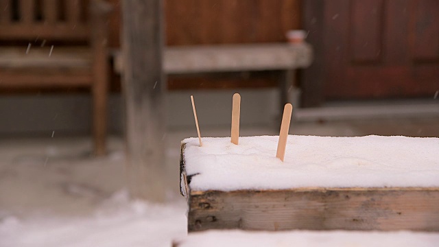 雪和棒糖吃枫树太妃糖小屋视频素材