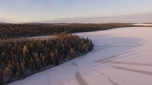 鸟瞰图Torasjärvi湖日出，拉普兰，芬兰视频素材