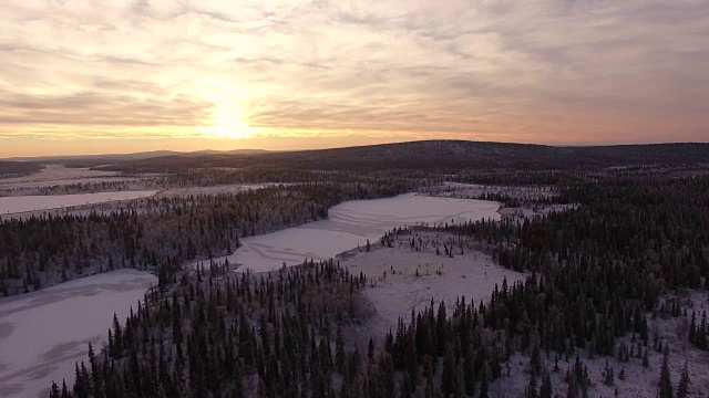 日落时分的雪景鸟瞰图，Pallas-Yllästunturi国家公园，拉普兰，芬兰视频素材