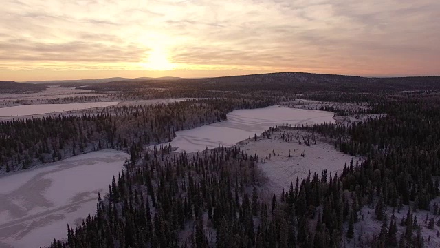 日落时分的雪景鸟瞰图，Pallas-Yllästunturi国家公园，拉普兰，芬兰视频素材