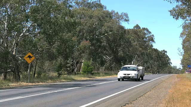 澳大利亚公路与袋鼠标志拖车视频素材