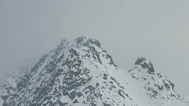 云在云雾缭绕的雪山顶上移动视频素材