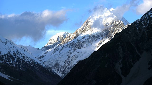 新西兰库克山的云通过山峰视频素材