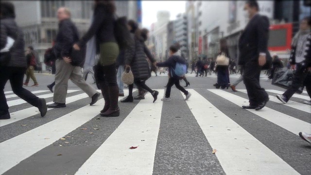 过马路的人视频素材