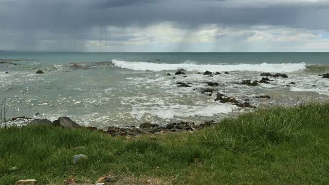 新西兰卡卡角的雨落在海上视频素材