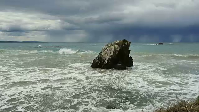 纽西兰岩石雨和波浪视频素材