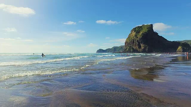 抗生素在海滩。视频素材